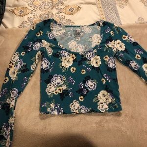 Nollie size S floral crop top
